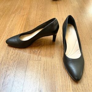 Clarks leather black heel pumps work career size 8.5